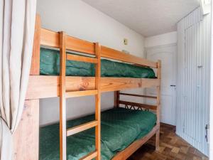 kilka łóżek piętrowych w pokoju w obiekcie Studio La Christaz-7 by Interhome w mieście Saint-Gervais-les-Bains