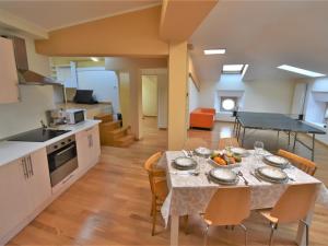 - une cuisine et une salle à manger avec une table et des chaises dans l'établissement Apartment Duomo Mansarda by Interhome, à Iseo