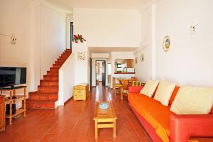 ラゴスにあるPipa's House in Lagosのソファとテーブルのあるリビングルーム