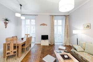 een woonkamer met een tafel en een bank bij Apartamenty Gołębia 3 in Krakau