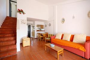 ラゴスにあるPipa's House in Lagosのソファとテーブルのあるリビングルーム