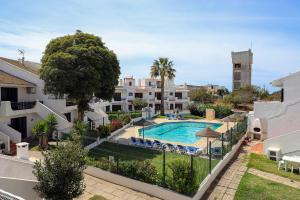 ラゴスにあるPipa's House in Lagosのヴィラからプールの空中を望めます。