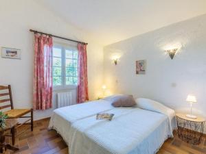 Saint-Peïre-sur-MerにあるHoliday Home La Bartavelle by Interhomeのベッドルーム(ベッド1台、窓付)