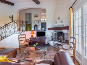 Saint-Peïre-sur-MerにあるHoliday Home La Bartavelle by Interhomeのリビングルーム(ソファ、暖炉付)