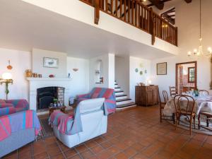 聖馬克西姆的住宿－Villa La Baïassière by Interhome，客厅配有蓝色和红色的家具和壁炉
