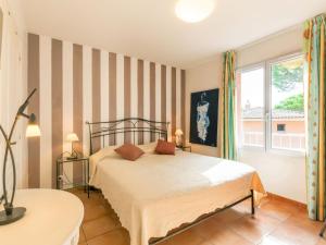 レ・ズィサンブルにあるHoliday Home Le Mas d'Esquière 5 by Interhomeのベッドルーム(ベッド1台、窓付)