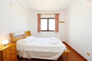 ラゴスにあるPipa's House in Lagosのベッドと窓のある小さな寝室 +22枚の写真