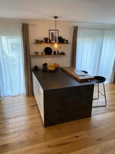 eine Küche mit einer Arbeitsplatte in einem Zimmer in der Unterkunft Ferienwohnung in Lay in Koblenz
