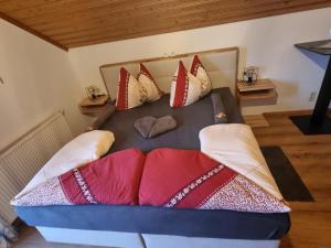 ein Bett mit Kissen darauf in einem Zimmer in der Unterkunft Urlaub am Bauernhof bei Familie Steinbrecher in Bad Mitterndorf