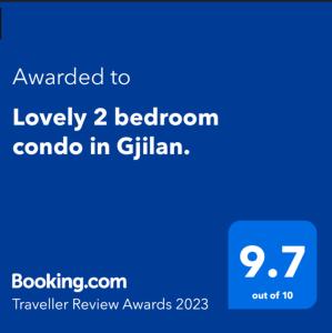 Lovely 2 bedroom condo in Gjilan. في Gnjilane: لقطةشاشة لهاتف محمول مع النص الممنوح لكورونا غرفة النوم الجميلة