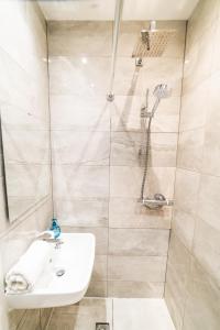 a bathroom with a sink and a shower at ［FITZROVIA-COVENT GARDEN］CENTRAL LONDON APARTMENT in London