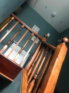 uma escada em espiral de madeira num quarto com paredes azuis em Kenneth Street Apartment em Inverness