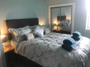 um quarto com uma cama com animais de peluche azuis em Kenneth Street Apartment em Inverness