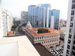 Aussicht vom Dach eines Gebäudes in einer Stadt in der Unterkunft Hotel Carioca in Rio de Janeiro