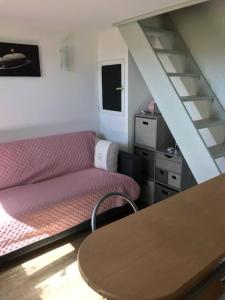 salon z kanapą i stołem w obiekcie Chalet bois proche de la Dordogne, Eymet a 5 km w mieście Soumensac