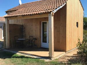 duża drewniana szopa ze stołem i patio w obiekcie Chalet bois proche de la Dordogne, Eymet a 5 km w mieście Soumensac