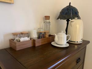 Příslušenství pro přípravu čaje a kávy v ubytování The Walrus Bar and Hostel