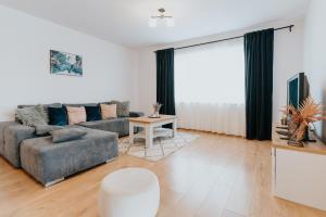 sala de estar con sofá y mesa en Lotus Apartman II, en Odorheiu Secuiesc