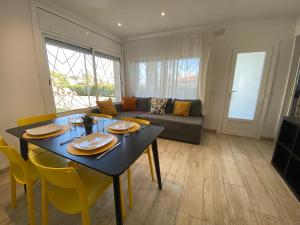 un soggiorno con tavolo e divano di Apartamentos Rayon Du Soleil a Sant Feliu de Guíxols