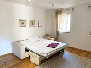 Un pat sau paturi într-o cameră la Soline Home - holiday house for rent - self check-in only