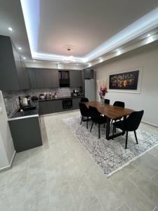 Majoituspaikan Luxury Apartment in Elbasan keittiö tai keittotila