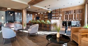 Posezení v ubytování MGM Hôtels & Résidences - Résidence Chalets de Joy + 37 fotografií