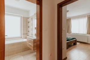 Postel nebo postele na pokoji v ubytování Lotus Apartman II