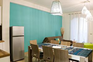 een keuken en eetkamer met een tafel en stoelen bij Casa Mirra in Peschiera del Garda +13 foto's