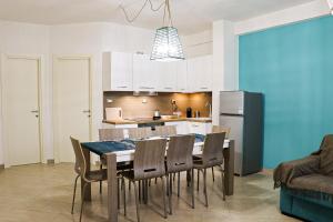 een keuken en eetkamer met een tafel en stoelen bij Casa Mirra in Peschiera del Garda