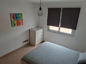 1 dormitorio con cama, ventana y vestidor en Modern Suite, XL balcony, parking en Nicosia