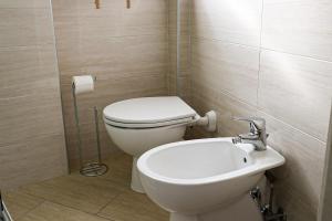 een badkamer met toilet en wastafel bij Casa Mirra in Peschiera del Garda
