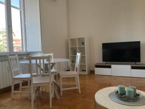 Телевизор и/или развлекательный центр в Aquaeductus Apartment