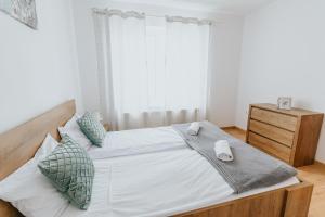 Postel nebo postele na pokoji v ubytování Lotus Apartman II