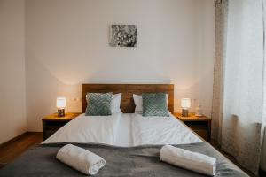 Postel nebo postele na pokoji v ubytování Lotus Apartman II + 36 fotografií