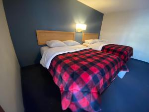 Lumberjack Inn 객실 침대