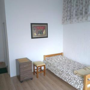 Majska Rosa في Resen: غرفة نوم صغيرة مع سرير وخزانة
