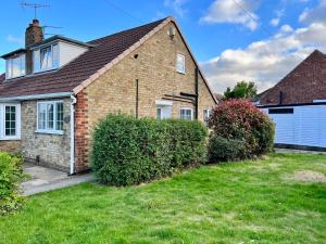 ein Backsteinhaus mit Büschen im Hof in der Unterkunft Curzon House Two - Great for Contractors or Family Holidays in Cleethorpes