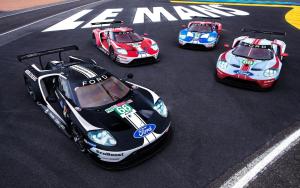 drie racewagens racen op een racebaan bij Washington Mangeard in Le Mans