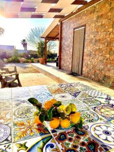 una mesa con un montón de naranjas. en Chalet in campagna, en Partanna