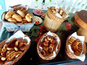 a table topped with baskets of different types of food at Sertão Veredas Hotel Fazenda in Paraopeba