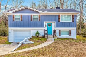 una casa azul con garaje azul en Cornell Comfort, en Atlanta