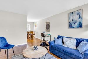 sala de estar con sofá azul y mesa en Cornell Comfort, en Atlanta
