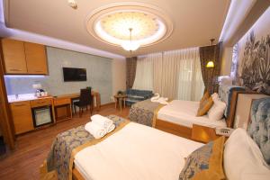TV a/nebo společenská místnost v ubytování Cumbali Luxury Boutique Hotel