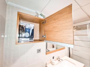 un bagno con lavandino e un dispenser sopra uno specchio di Apartamento Acogedor en Avenida Juan Carlos 1º a Murcia