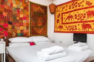 Postelja oz. postelje v sobi nastanitve Delightful Moroccan Inspired Flat Hackney Sleeps 2