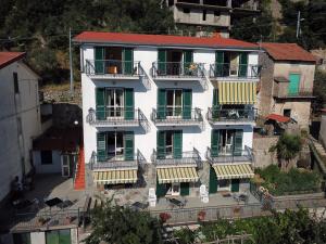 un immeuble d'appartements avec balcon sur le côté. dans l'établissement Albachiara, à Agerola