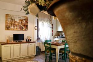 eine Küche mit einem Tisch und Stühlen sowie ein Esszimmer in der Unterkunft Casa Salvia in Garda