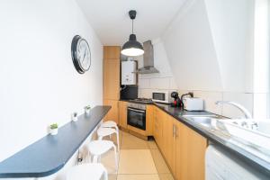 a kitchen with a sink and a counter top at (Kensington-Olympia-Museums ) Apartment Central London in London