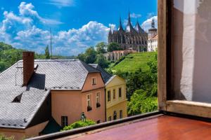 Blick aus dem Fenster eines Schlosses in der Unterkunft Starý farhof in Kutná Hora