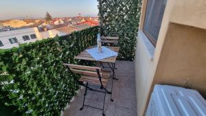 Una mesa y sillas en un balcón con vista. en Appartamento Tharros, en Cabras